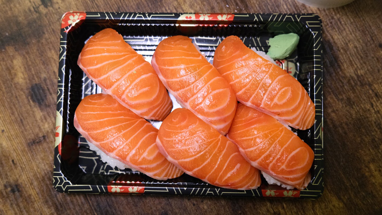 中和南勢角生魚片壽司推薦 星崎壽司的全鮭魚握壽司肥美色澤鮮美！