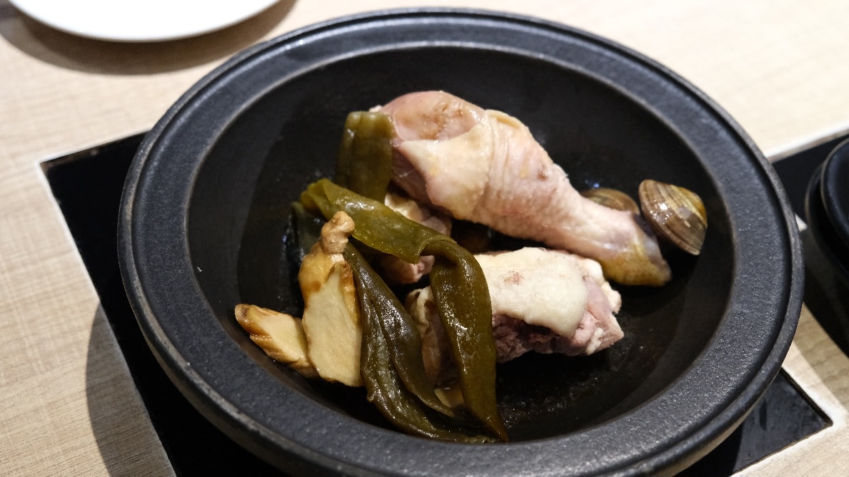 【狂一鍋中和永貞店】 幾乎零負評的台式火鍋 中午及宵夜限定299&339的超值體驗價!必點燒酒烏骨雞蛤蜊鍋 - 第23張圖