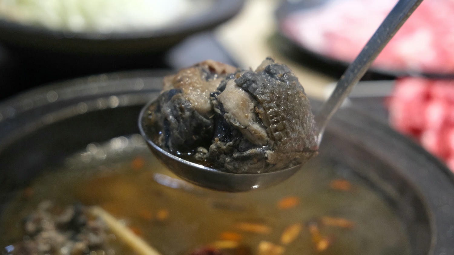 【狂一鍋中和永貞店】 幾乎零負評的台式火鍋 中午及宵夜限定299&339的超值體驗價!必點燒酒烏骨雞蛤蜊鍋 - 第21張圖