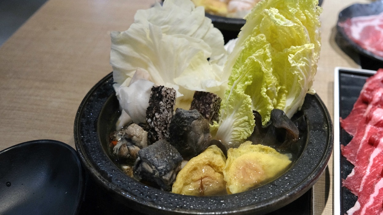 【狂一鍋中和永貞店】 幾乎零負評的台式火鍋 中午及宵夜限定299&339的超值體驗價!必點燒酒烏骨雞蛤蜊鍋 - 第20張圖