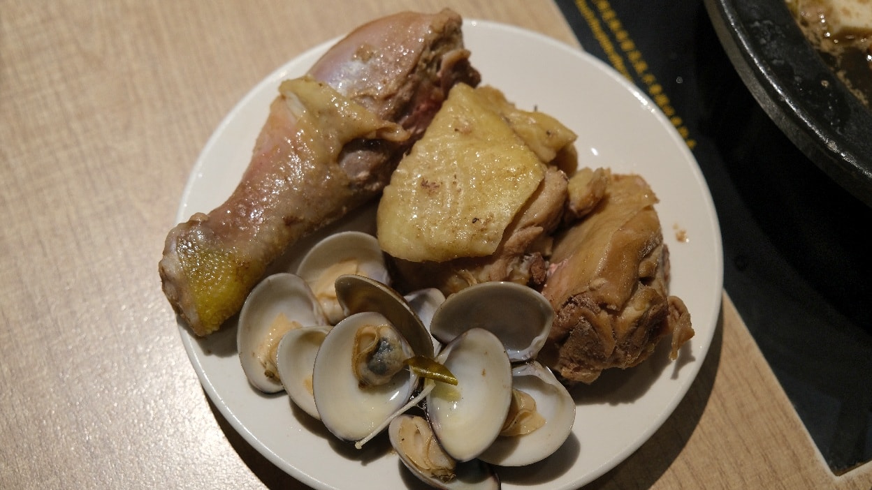 【狂一鍋中和永貞店】 幾乎零負評的台式火鍋 中午及宵夜限定299&339的超值體驗價!必點燒酒烏骨雞蛤蜊鍋 - 第25張圖