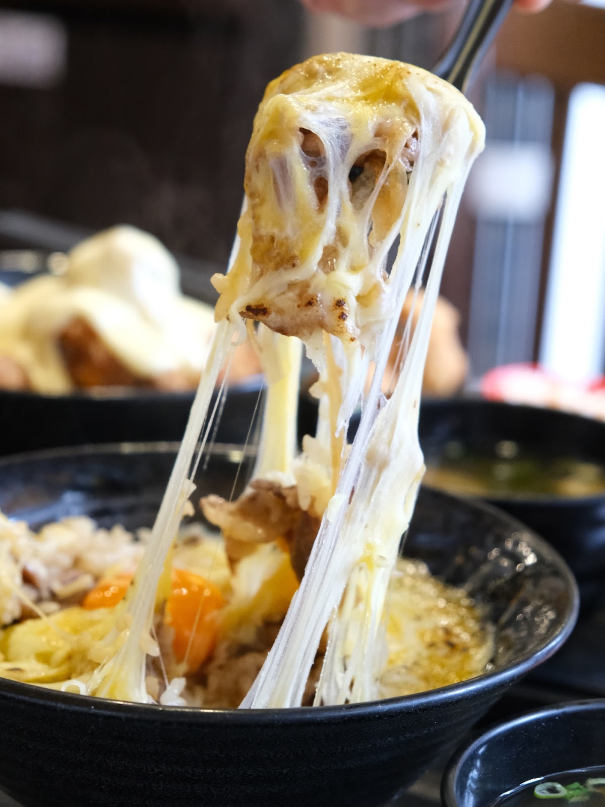 20241016_htkab 新丼長安店起司牽絲超誘人。