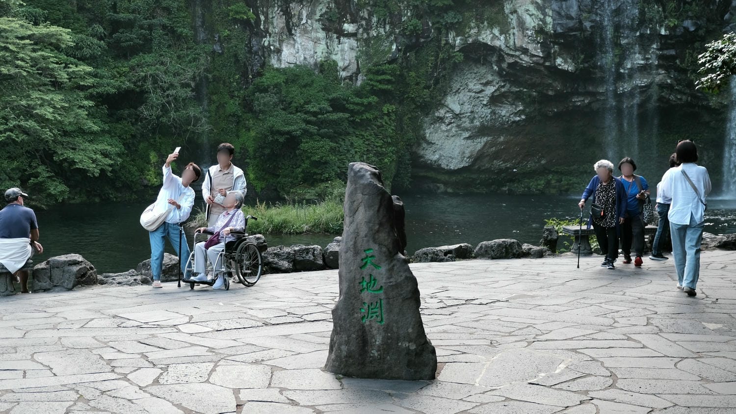 天地淵瀑布(천지연폭포)濟州島三大瀑布之一!天、地交匯所形成的深淵,自然綠樹溪水、天然紀念物 - 第15張圖