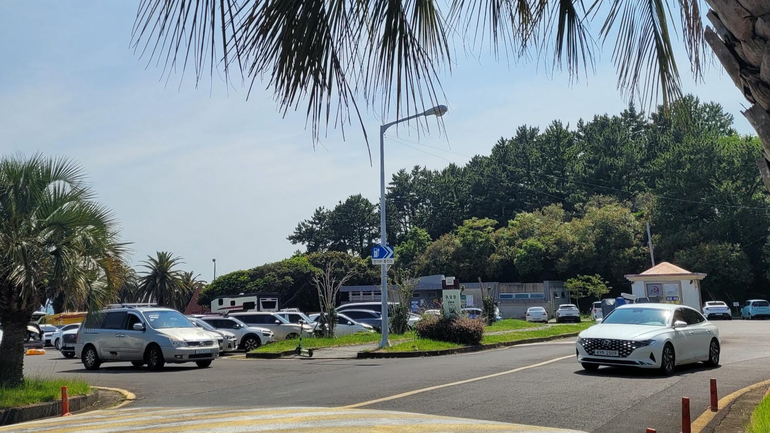 中文海水浴場 濟州島西歸浦中文觀光園區夏季必訪,砂子還有黑白紅灰等顏色 - 第2張圖