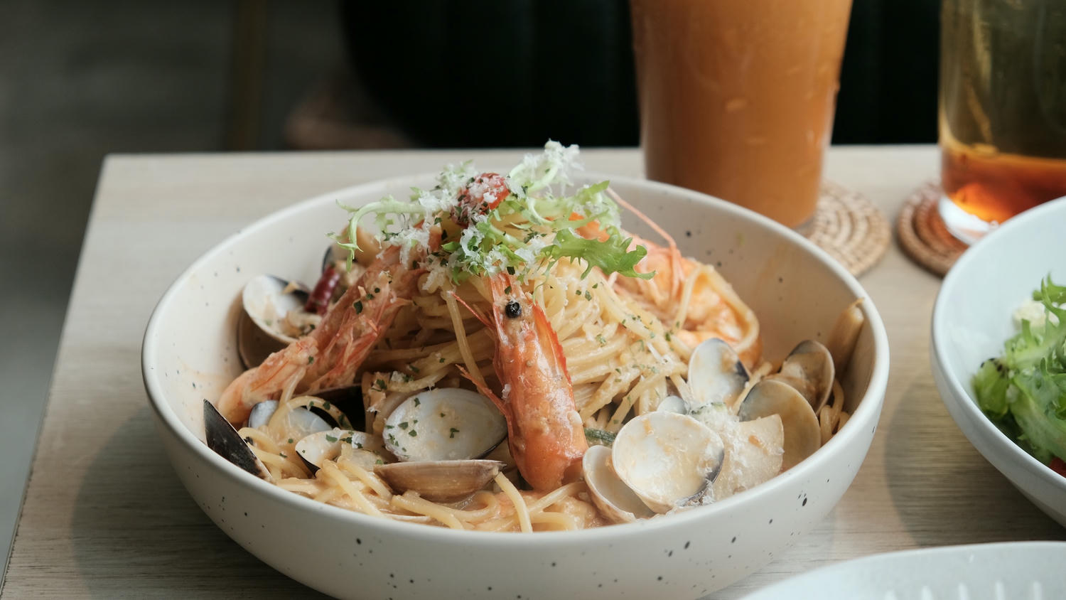 食久茶事 台中大里玻璃貨櫃屋內吃義式料理、下午茶.推粉紅醬海鮮總匯好澎湃! - 第13張圖