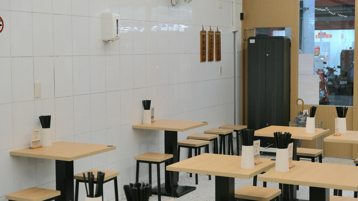 「何家拉麵中和店」百元平價拉麵,還有甜點吃到飽!地獄豚骨拉麵.雞白豚骨拉麵 - 第3張圖