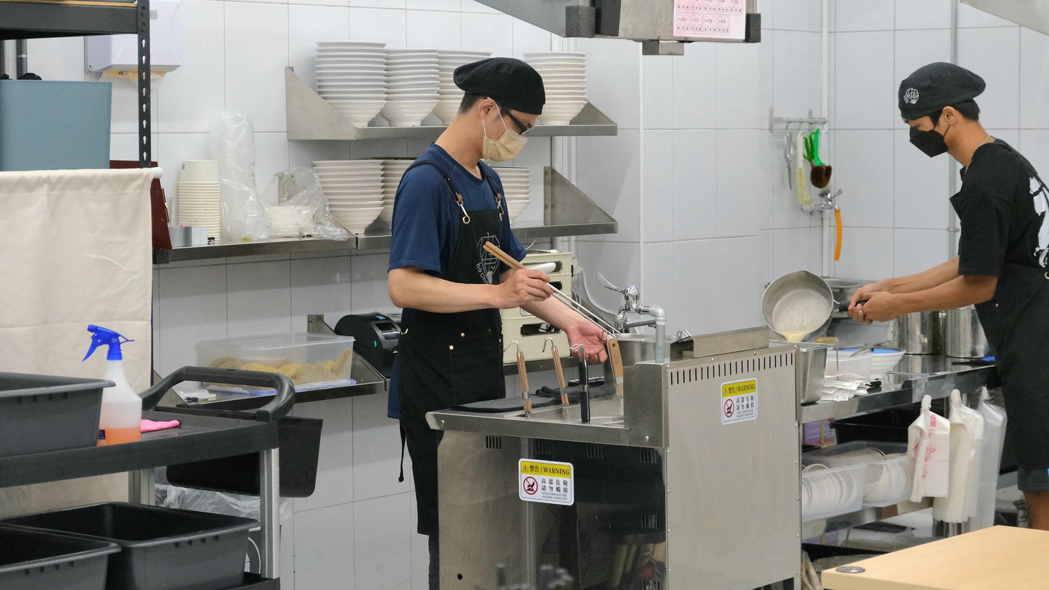 「何家拉麵中和店」百元平價拉麵,還有甜點吃到飽!地獄豚骨拉麵.雞白豚骨拉麵 - 第5張圖