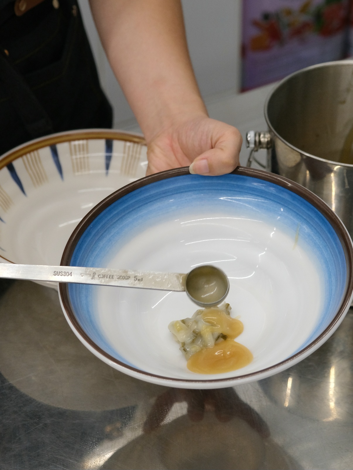 「何家拉麵中和店」百元平價拉麵,還有甜點吃到飽!地獄豚骨拉麵.雞白豚骨拉麵 - 第6張圖