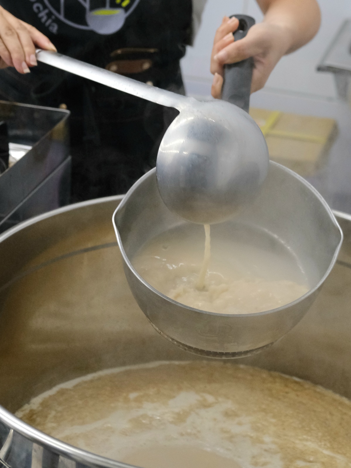 「何家拉麵中和店」百元平價拉麵,還有甜點吃到飽!地獄豚骨拉麵.雞白豚骨拉麵 - 第7張圖