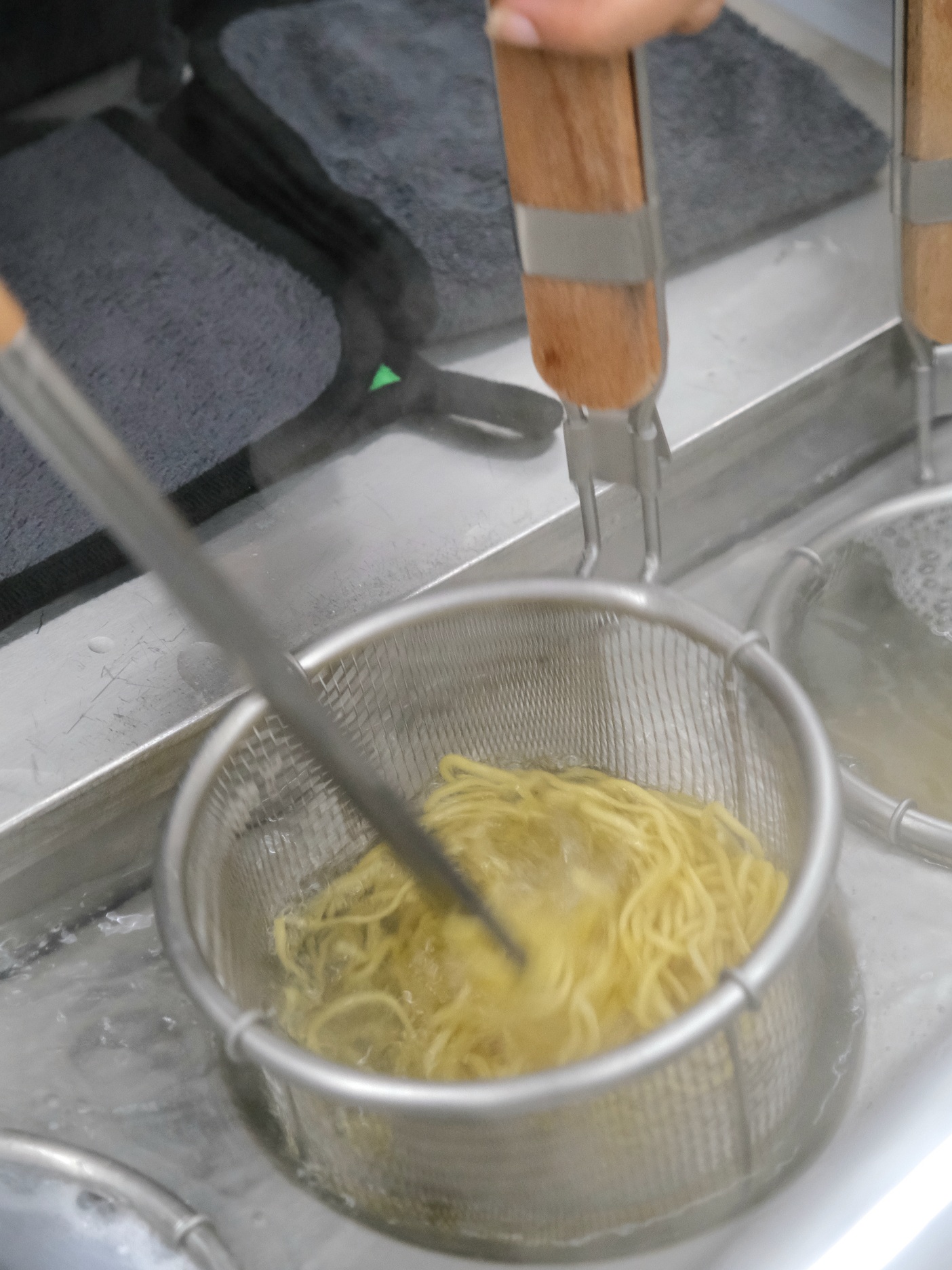 「何家拉麵中和店」百元平價拉麵,還有甜點吃到飽!地獄豚骨拉麵.雞白豚骨拉麵 - 第9張圖