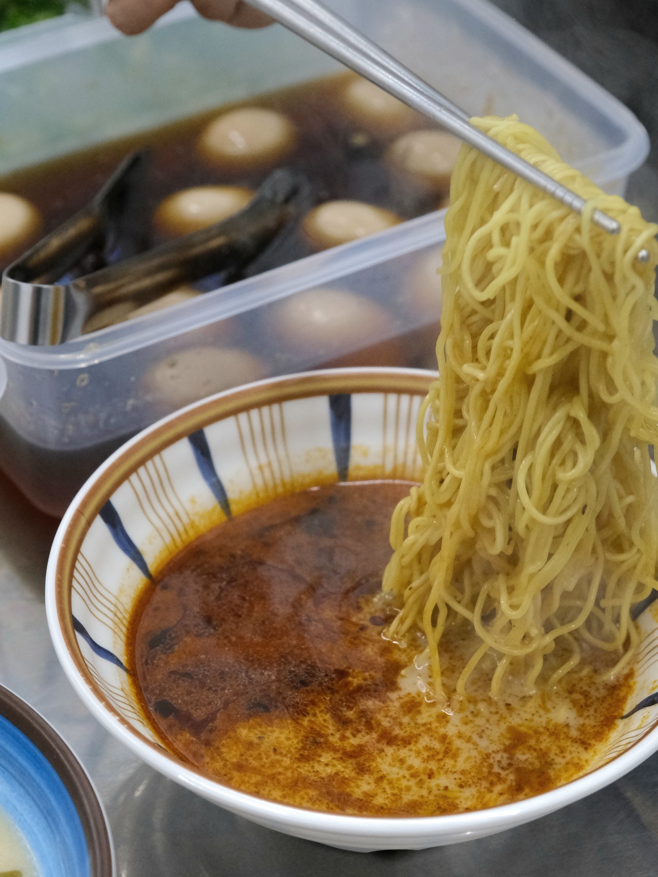 「何家拉麵中和店」百元平價拉麵,還有甜點吃到飽!地獄豚骨拉麵.雞白豚骨拉麵 - 第8張圖