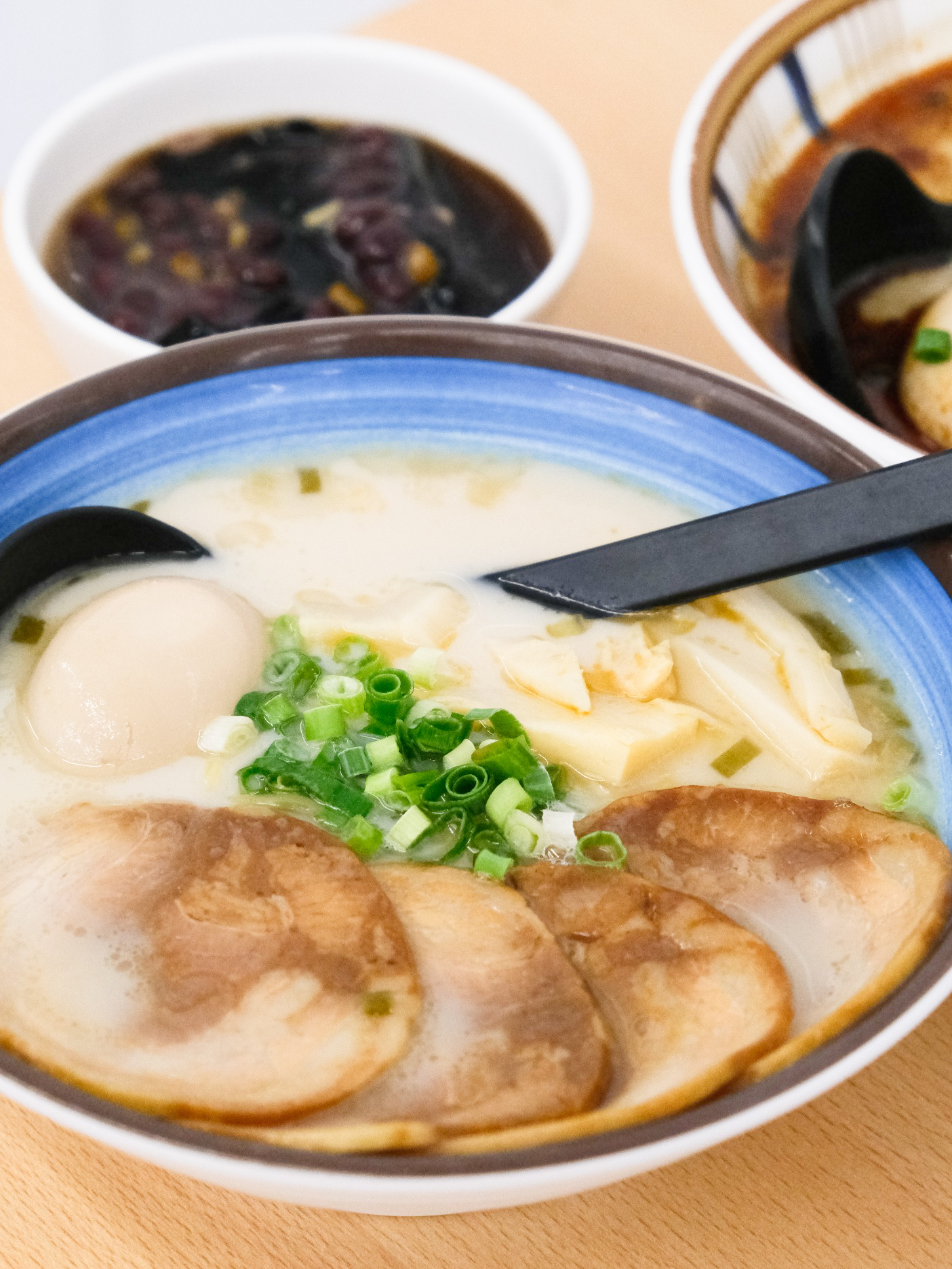 「何家拉麵中和店」百元平價拉麵,還有甜點吃到飽!地獄豚骨拉麵.雞白豚骨拉麵 - 第16張圖