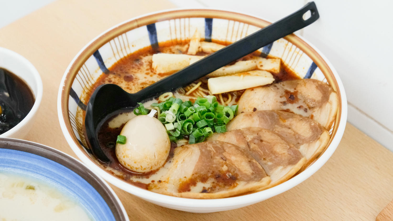 「何家拉麵中和店」百元平價拉麵,還有甜點吃到飽!地獄豚骨拉麵.雞白豚骨拉麵 - 第11張圖
