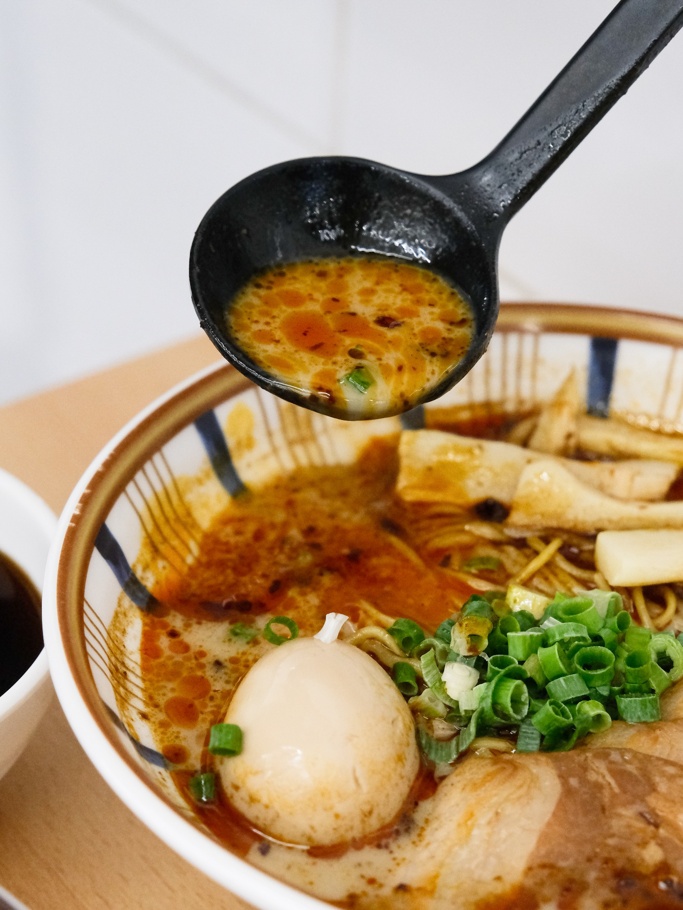 「何家拉麵中和店」百元平價拉麵,還有甜點吃到飽!地獄豚骨拉麵.雞白豚骨拉麵 - 第15張圖