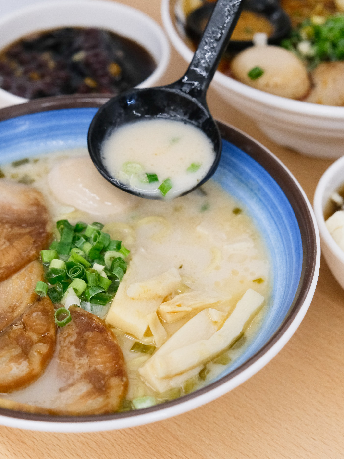 「何家拉麵中和店」百元平價拉麵,還有甜點吃到飽!地獄豚骨拉麵.雞白豚骨拉麵 - 第19張圖