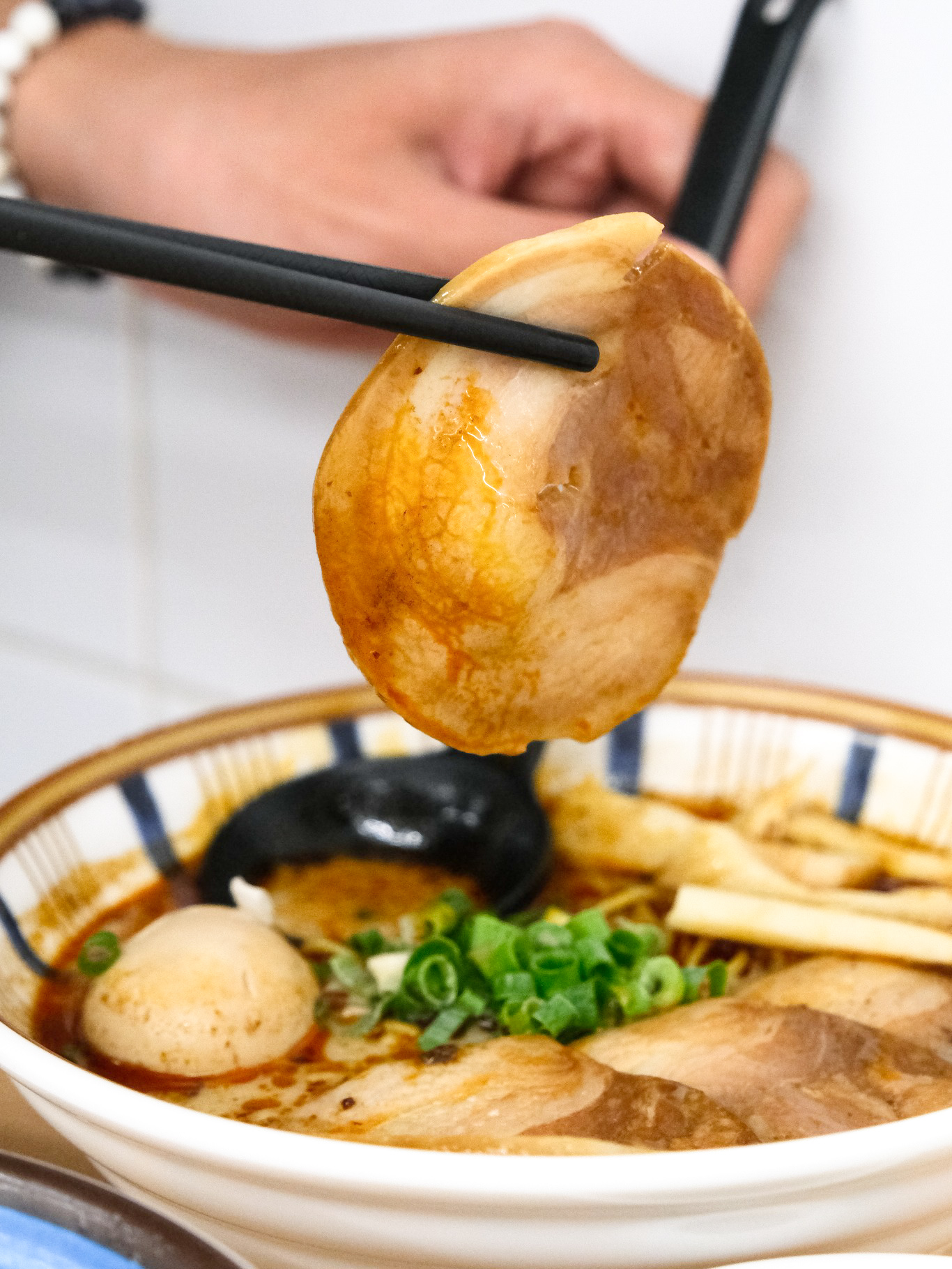 「何家拉麵中和店」百元平價拉麵,還有甜點吃到飽!地獄豚骨拉麵.雞白豚骨拉麵 - 第14張圖