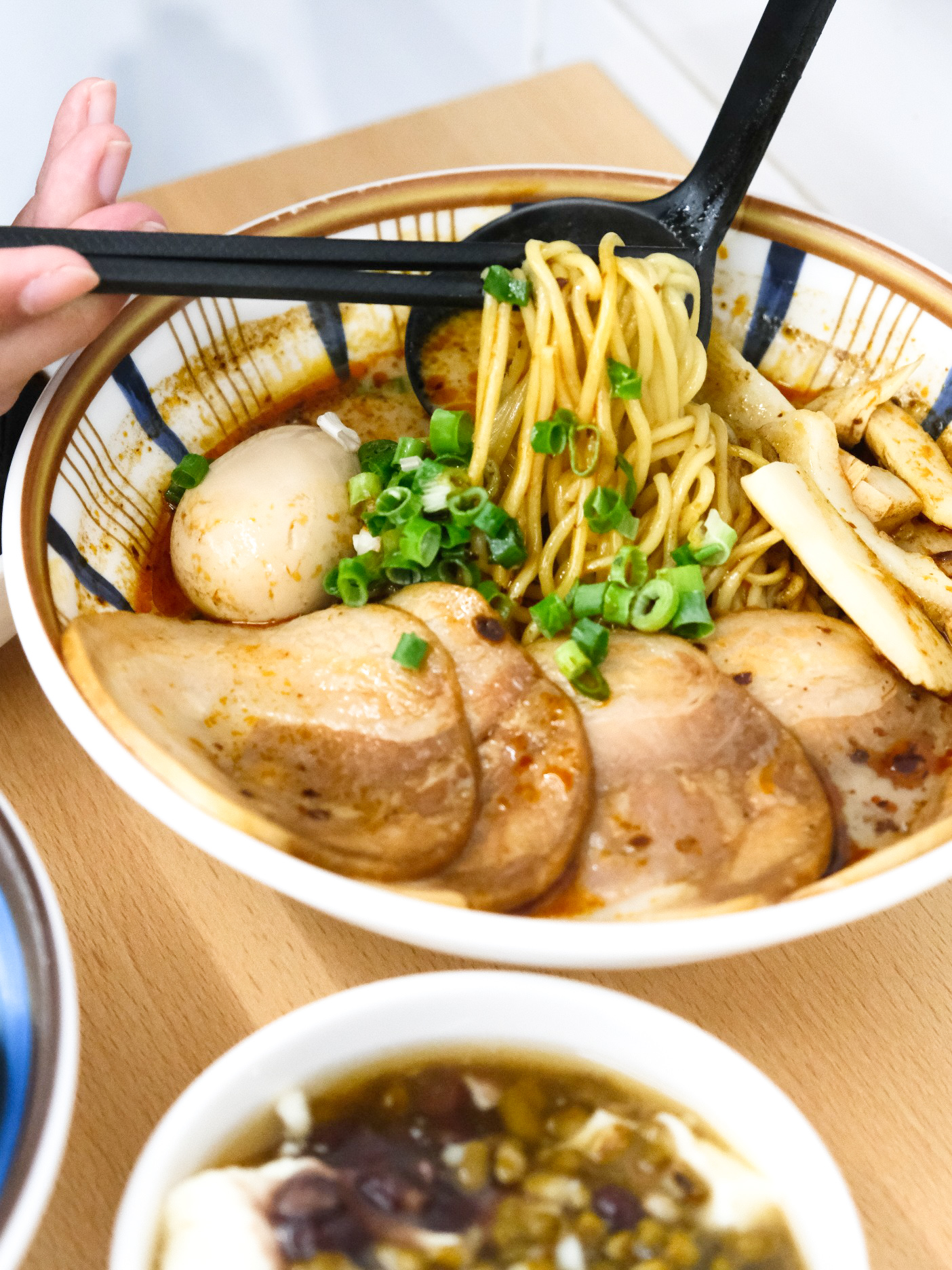 「何家拉麵中和店」百元平價拉麵,還有甜點吃到飽!地獄豚骨拉麵.雞白豚骨拉麵 - 第12張圖