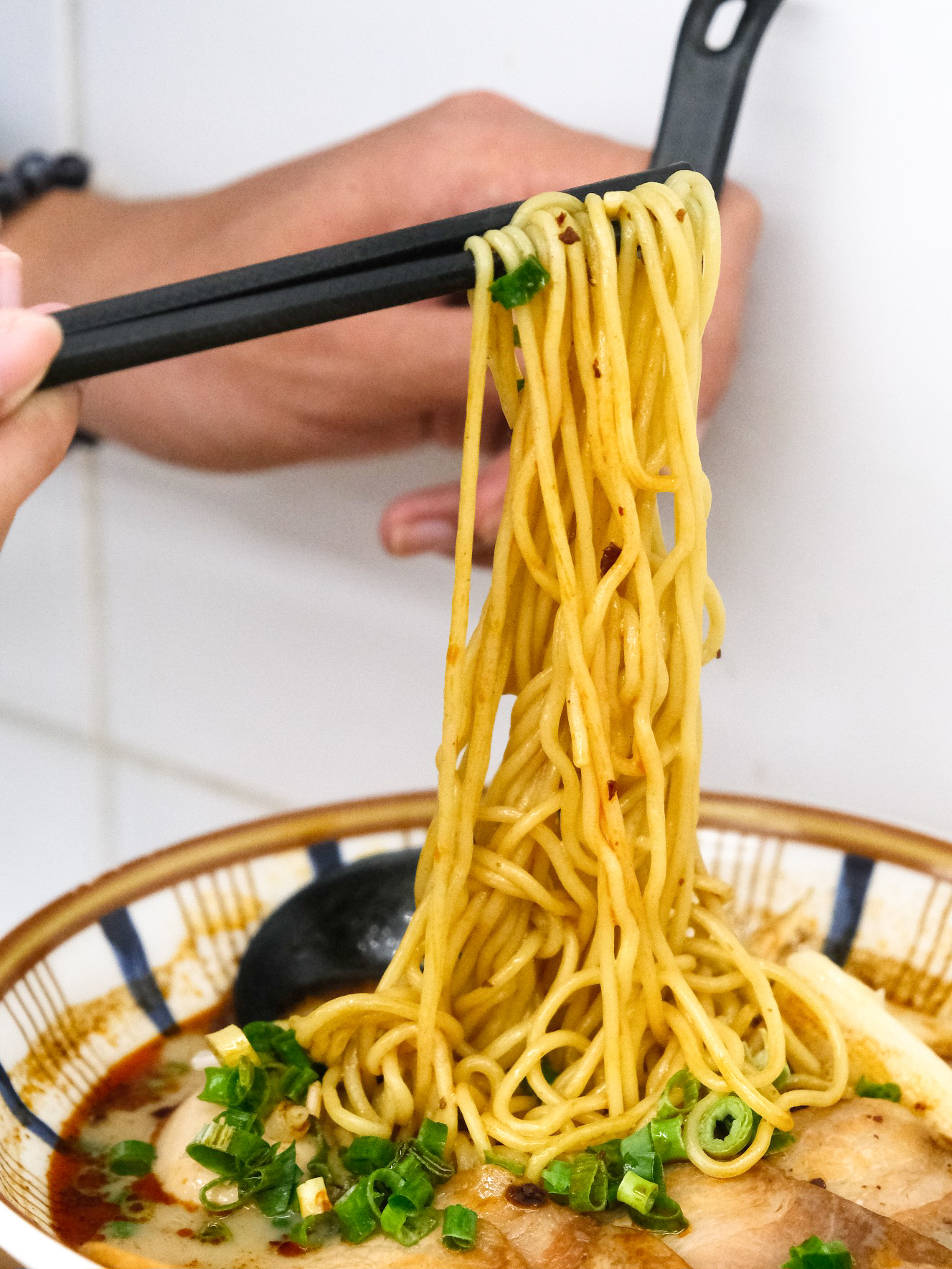 「何家拉麵中和店」百元平價拉麵,還有甜點吃到飽!地獄豚骨拉麵.雞白豚骨拉麵 - 第13張圖