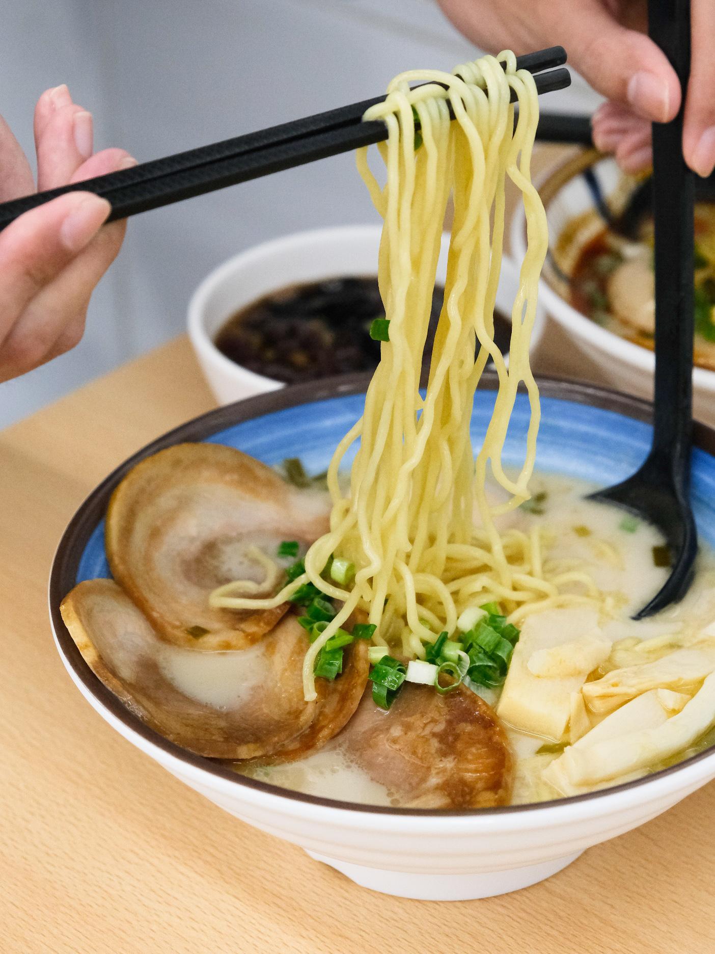 「何家拉麵中和店」百元平價拉麵,還有甜點吃到飽!地獄豚骨拉麵.雞白豚骨拉麵 - 第17張圖