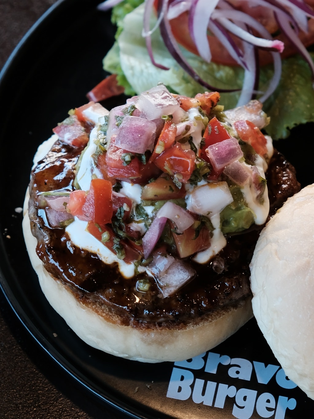 Bravo Burger 發福廚房林口店:推花生醬漢堡 .近林口outlet.家庭聚餐包場推薦! - 第18張圖 辣味酪梨沙拉堡