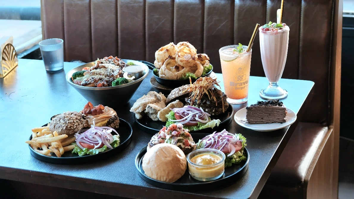 Bravo Burger 發福廚房林口店:推花生醬漢堡 .近林口outlet.家庭聚餐包場推薦! - 第14張圖 Bravo Burger的特色就是餐點內容豐富,漢堡全部都擺成像一個精緻的早午餐餐盤那樣,好吃又很好拍,可以大方的將整顆漢堡拿起來吃,當然也可以用刀叉切來慢慢吃。