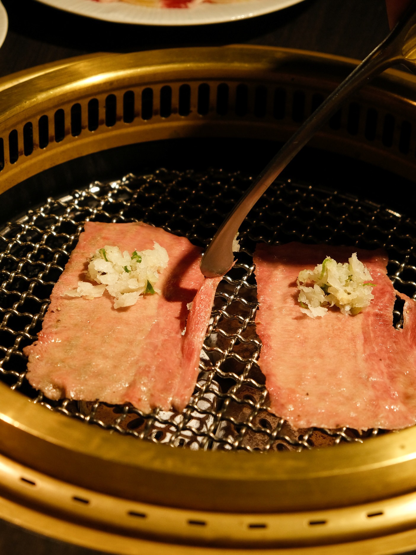 【公益路燒肉】火火燒肉台中公益總店,熱情如火的燒肉店.雙人餐爽吃各種肉品.慶生超歡樂! - 第20張圖 牛舌蔥鹽