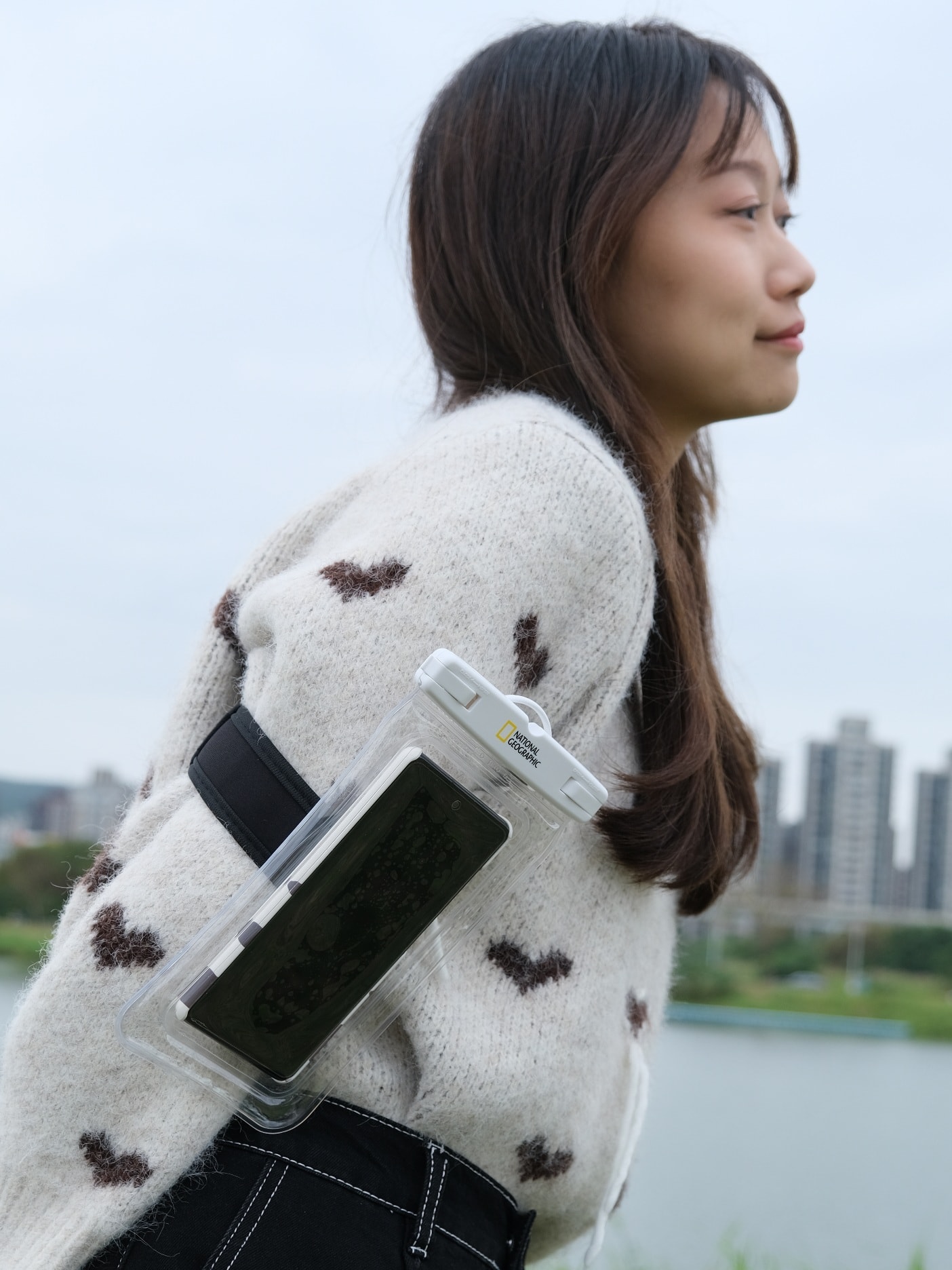 【國家地理3C配件】戶外旅行防水收納斜背袋、手機袋及獨旅必備藍芽自拍桿三腳架! - 第13張圖