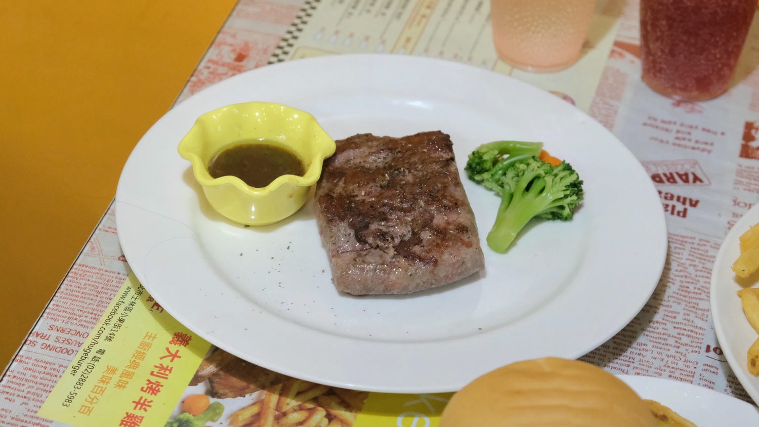 【Huge Burger】士林夜市美式巨無霸漢堡!還有多汁牛排、下午茶,士林聚餐包場推薦 - 第17張圖