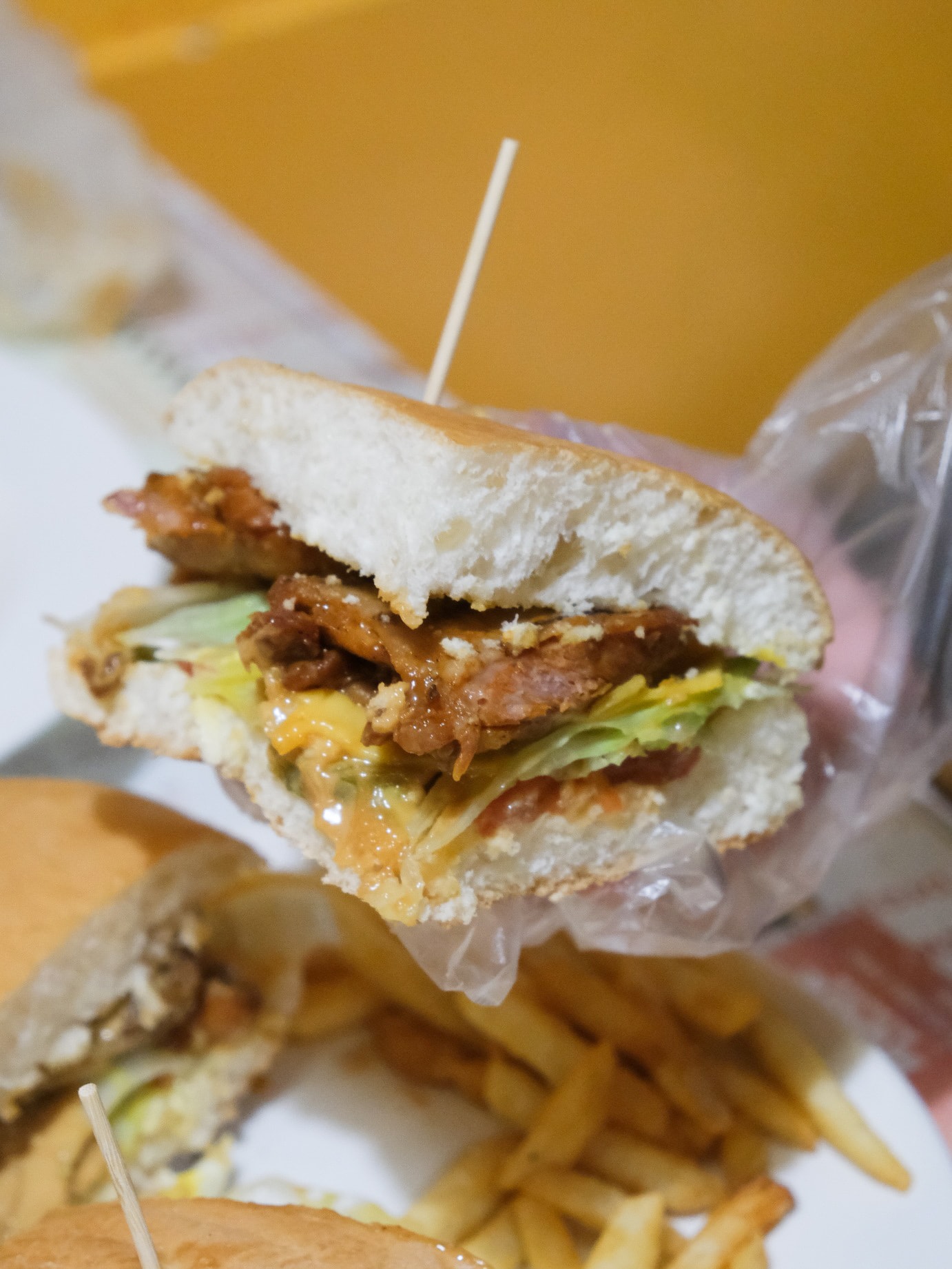 【Huge Burger】士林夜市美式巨無霸漢堡!還有多汁牛排、下午茶,士林聚餐包場推薦 - 第15張圖