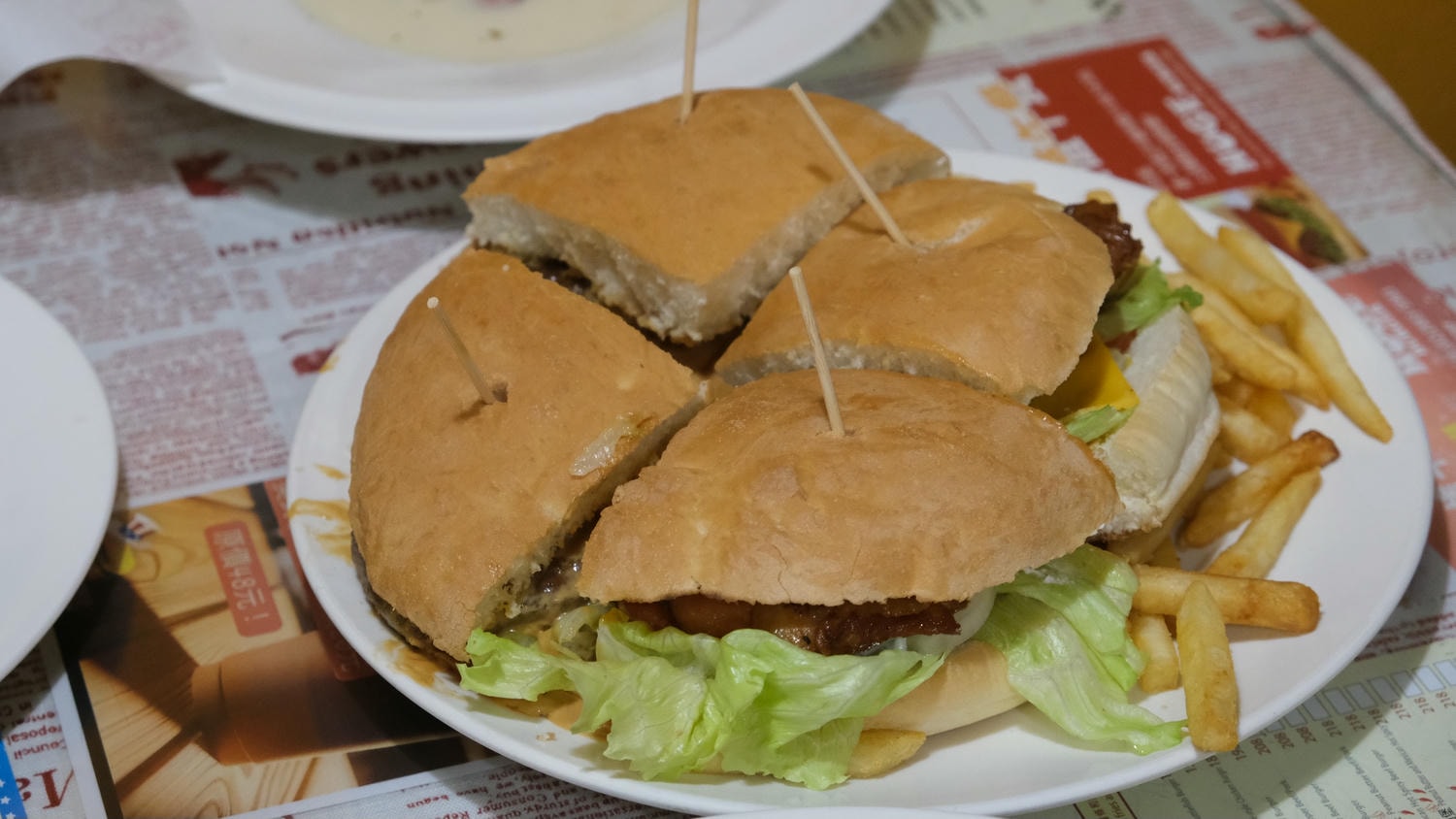【Huge Burger】士林夜市美式巨無霸漢堡!還有多汁牛排、下午茶,士林聚餐包場推薦 - 第13張圖