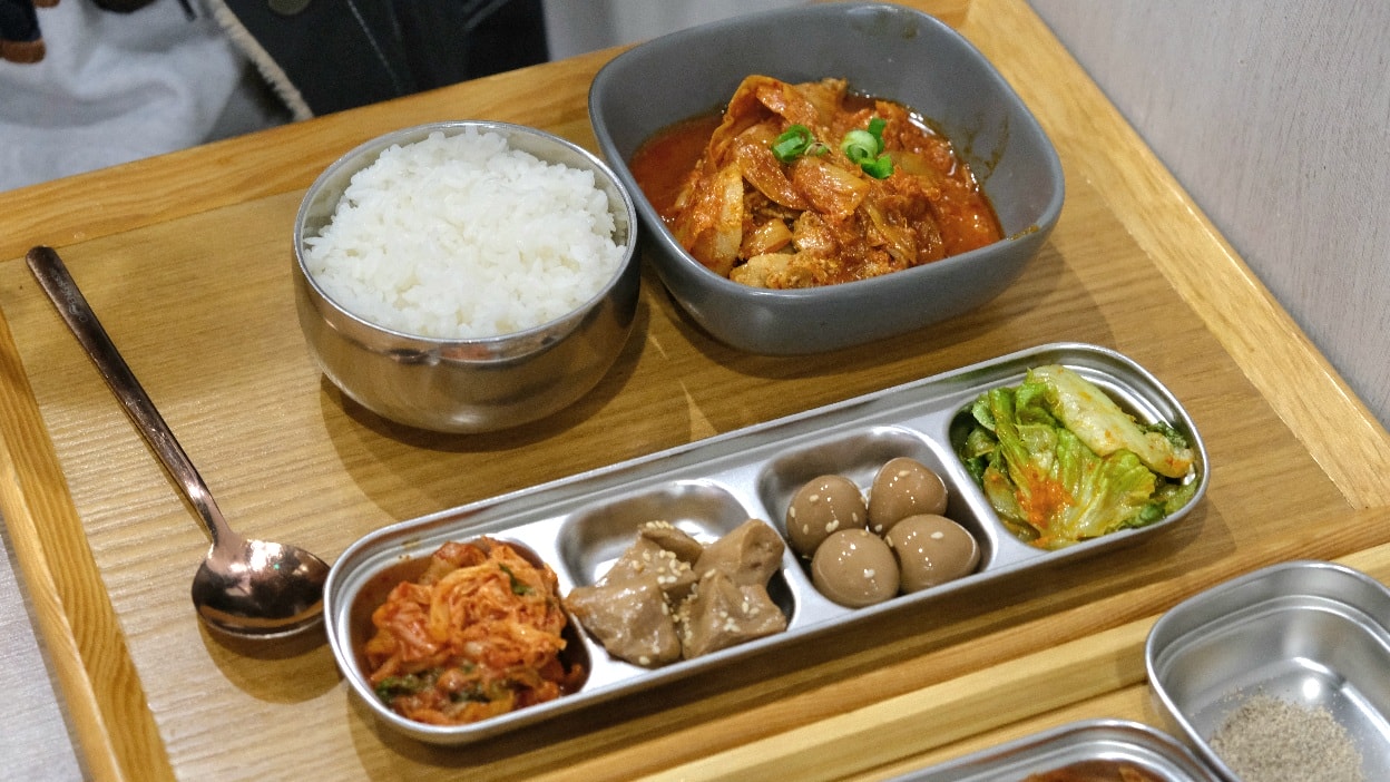 南京三民想要找韓式料理的話，可以來這家韓TopTen 韓式定食吃吃看，平日用餐時間幾乎客滿。老闆是韓國人，販售的大多是常見的韓式料理。餐點有仁川炸醬飯、雪濃湯、韓式豆腐鍋、部隊鍋或是牛肉飯、海鮮煎餅......等，選擇算是很多樣。韓式定食會附上一碗白飯和四樣小菜，而此次吃的春川辣雞飯還不錯，文內提供菜單給你們參考。