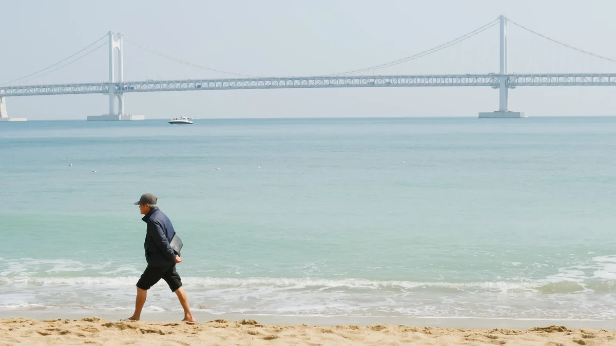 【廣安里一日遊攻略】廣安里海水浴場.景點地圖.夜景看廣安大橋、浪漫散步行程! - 第6張圖 廣安里海灘清晨散步