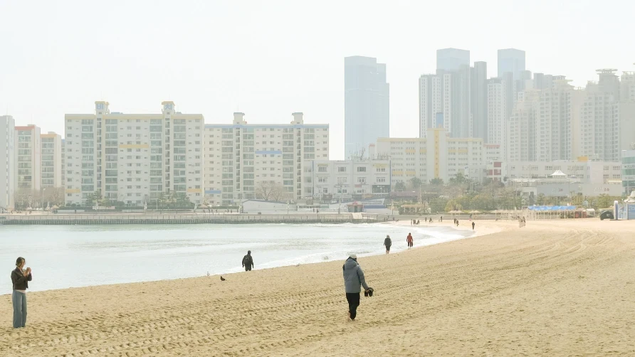 【廣安里一日遊攻略】廣安里海水浴場.景點地圖.夜景看廣安大橋、浪漫散步行程! - 第10張圖 廣安里海灘清晨散步遇到灰濛濛的一片