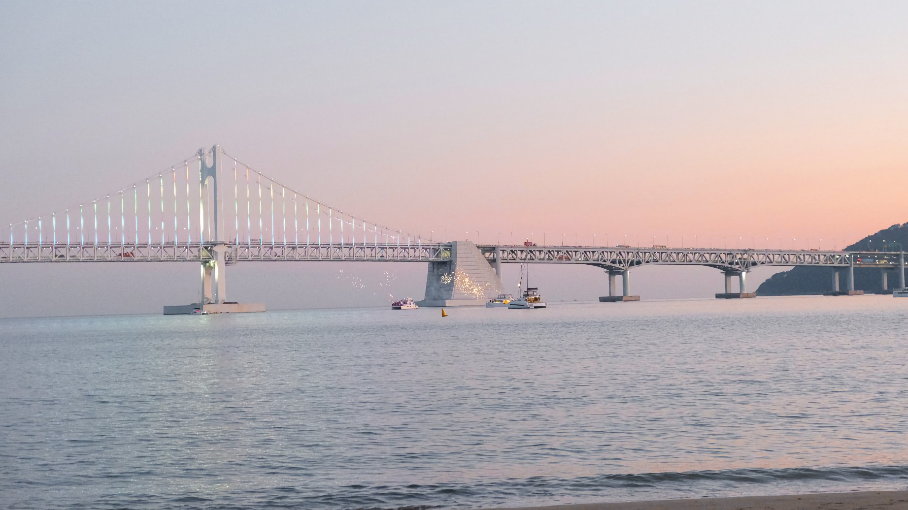 【釜山Yacht Holic遊艇】釜山pass預約教學及景點分享/時刻表.煙火.無人機/VISIT BUSAN PASS 免費搭 - 第4張圖 yacht holic遊艇煙火秀景色