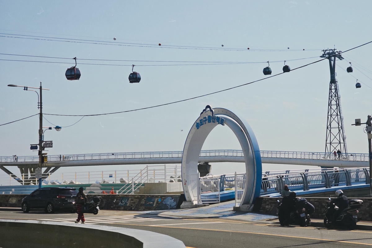 【松島天空步道】송도구름산책로交通方式.釜山松島的簍空步道,漫步在海上、更貼近海的免費景點! - 第6張圖 從松島海上纜車附近看到的步道入口