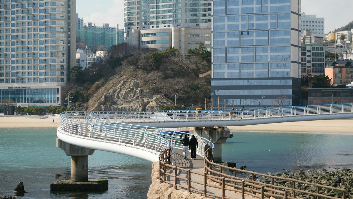 【松島天空步道】송도구름산책로交通方式.釜山松島的簍空步道,漫步在海上、更貼近海的免費景點! - 第20張圖 大家漫步在松島天空步道