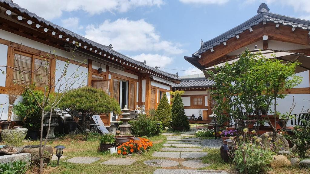 【慶州一日遊】7個慶州景點/詳細行程規劃/交通及景點地圖下載。特色活動和住宿,跟著我這樣玩! - 第27張圖 慶州住哪裡?住進傳統韓屋
