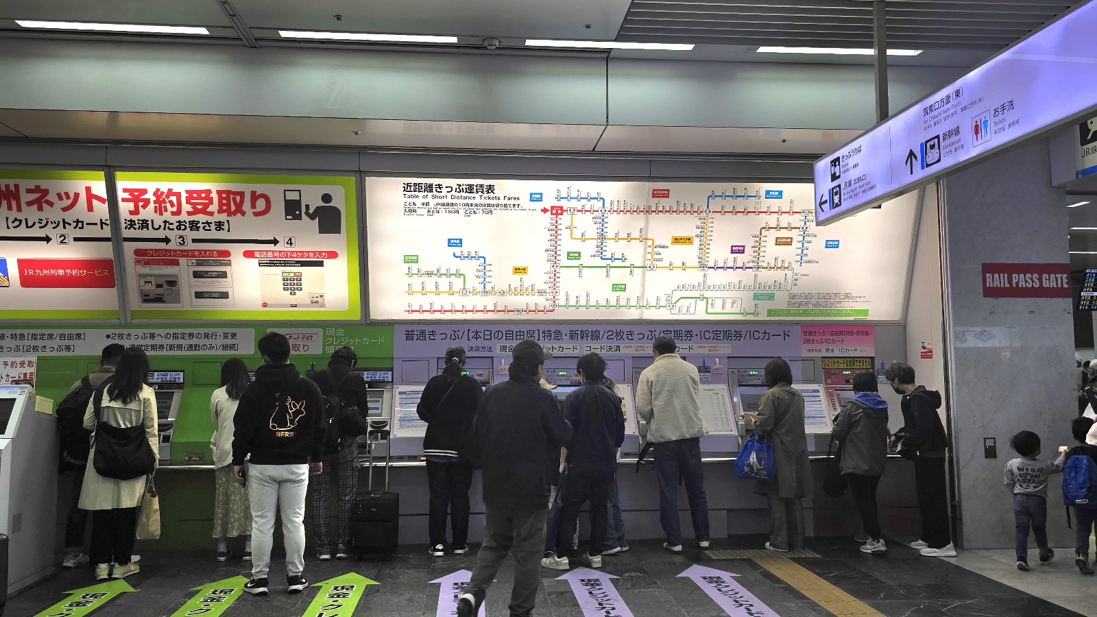 【福岡機場到市區交通】 一篇搞懂往博多的地下鐵、共乘計程車、機場巴士、包車價格方式! - 第2張圖 福岡機場到市區,可以到自助機台買票