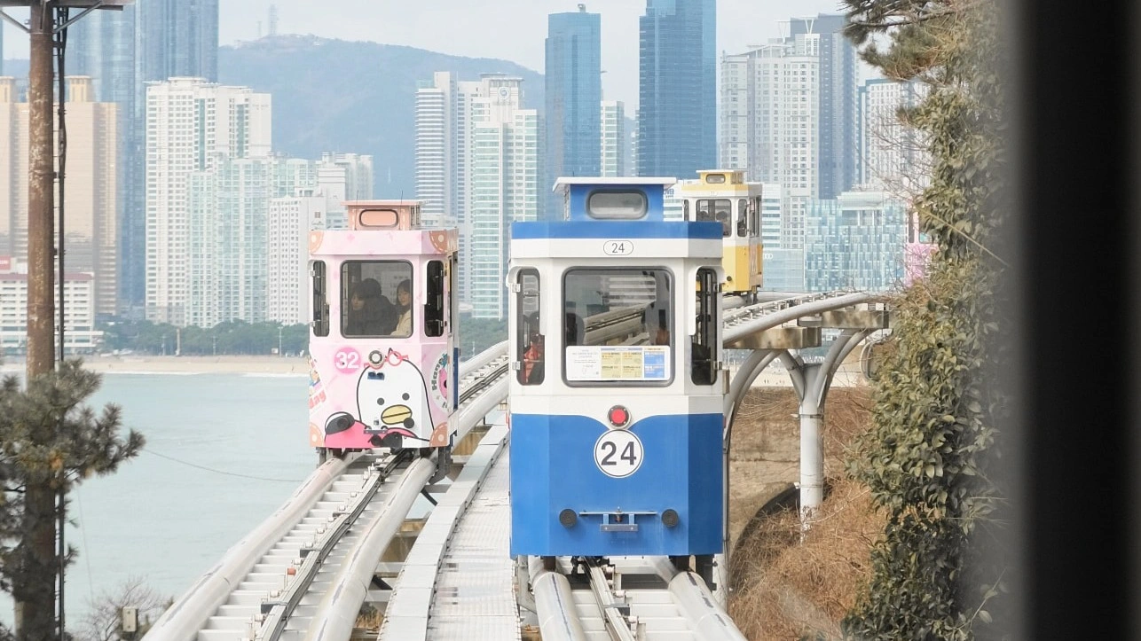 海雲台天空膠囊列車（Haeundae Sky Capsule）是沿著海雲台海岸線一路行駛到青沙浦的小型觀光列車，外型像膠囊。行進中可以用更貼近的距離欣賞釜山蔚藍大海，是一個很療癒又可愛的超人氣景點！