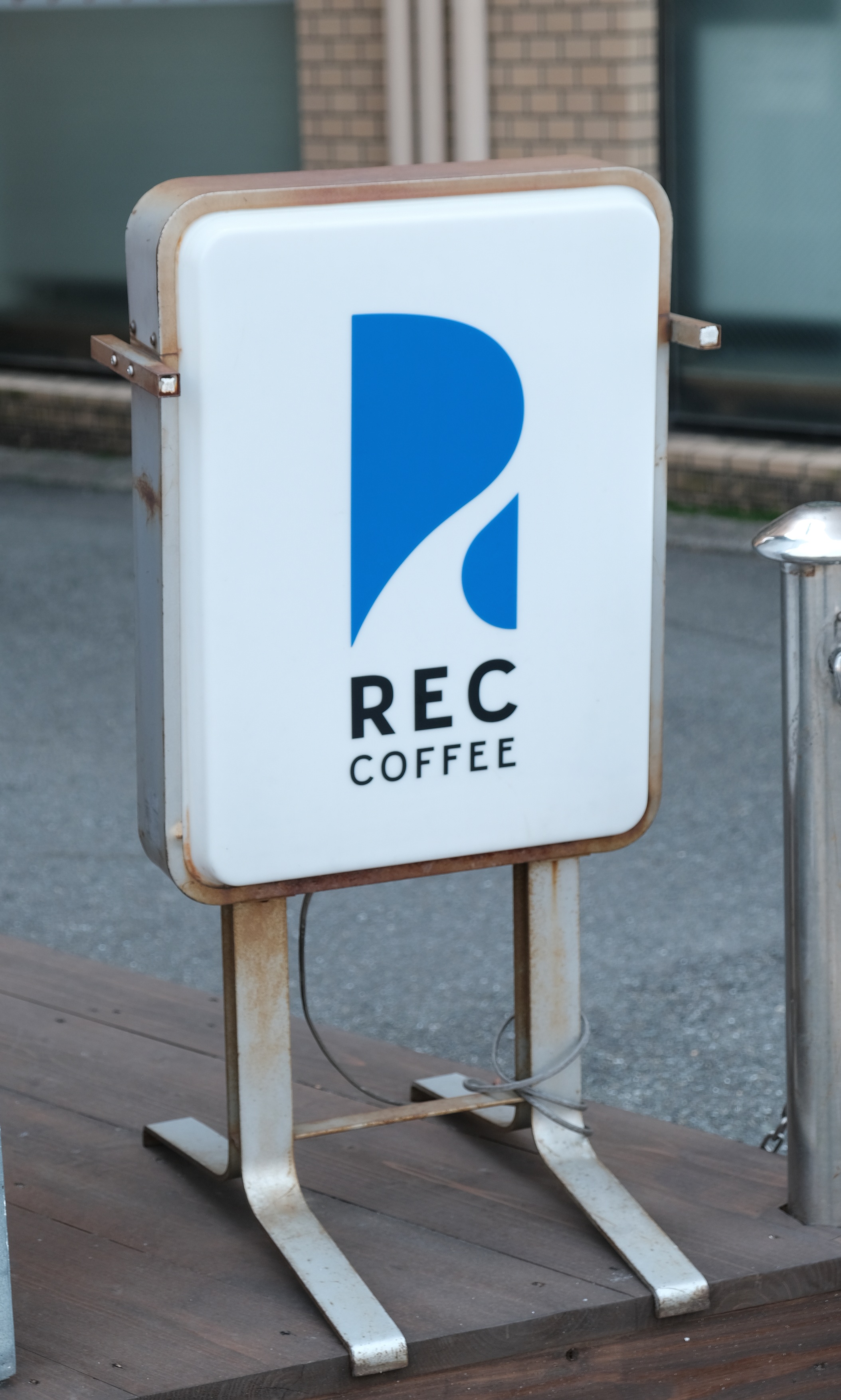 REC Coffee福岡藥院咖啡店.福岡全分店總覽、評價及菜單,咖啡大賽冠軍名店! - 第4張圖 REC Coffee 的福岡店面招牌