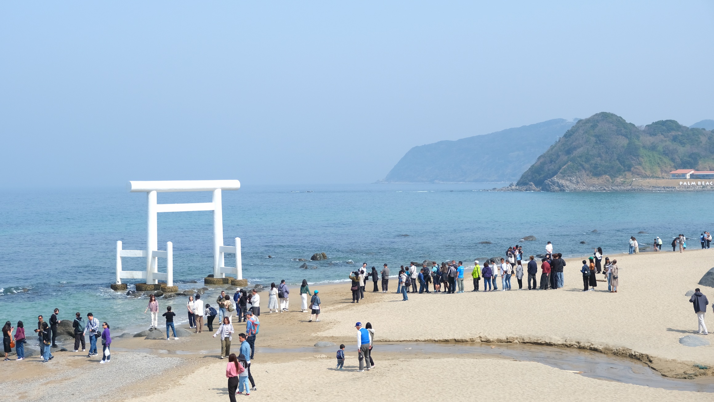 【櫻井二見浦 夫婦岩】交通方式.潮汐及日落拍照建議! - 第4張圖 櫻井二見浦 夫婦岩 排隊人潮