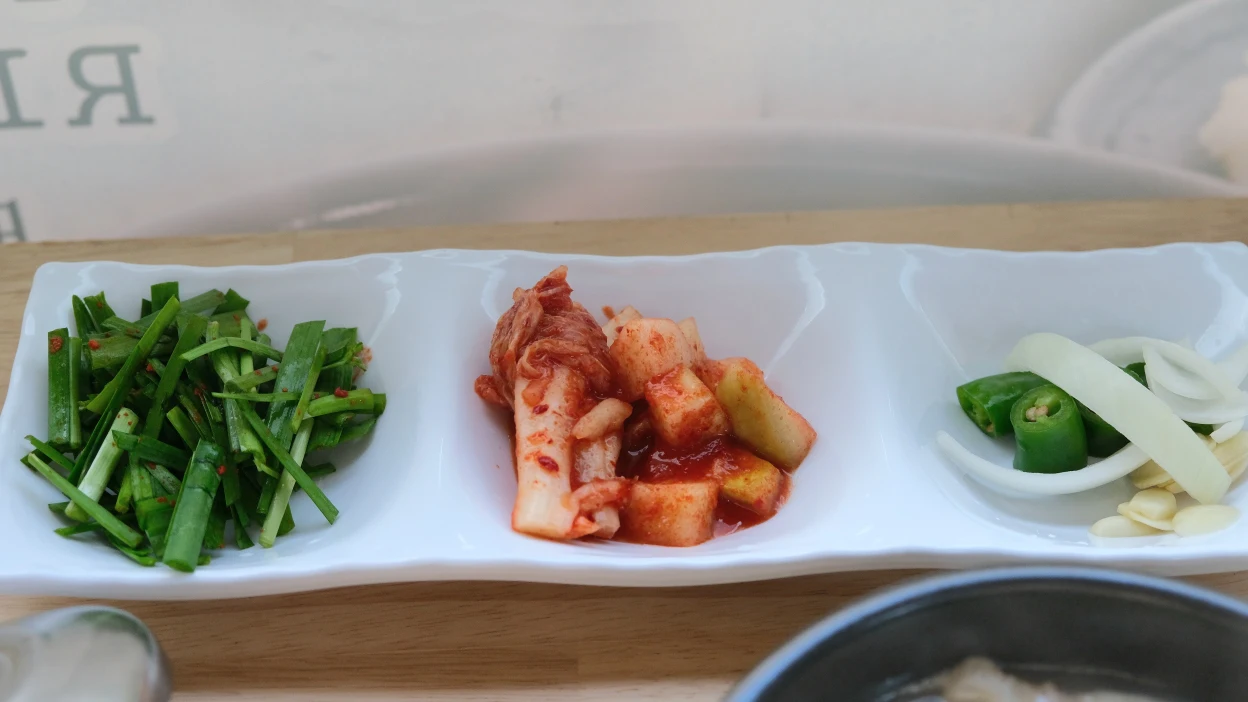 밀양돼지국밥綜合豬肉湯飯評價 小菜
