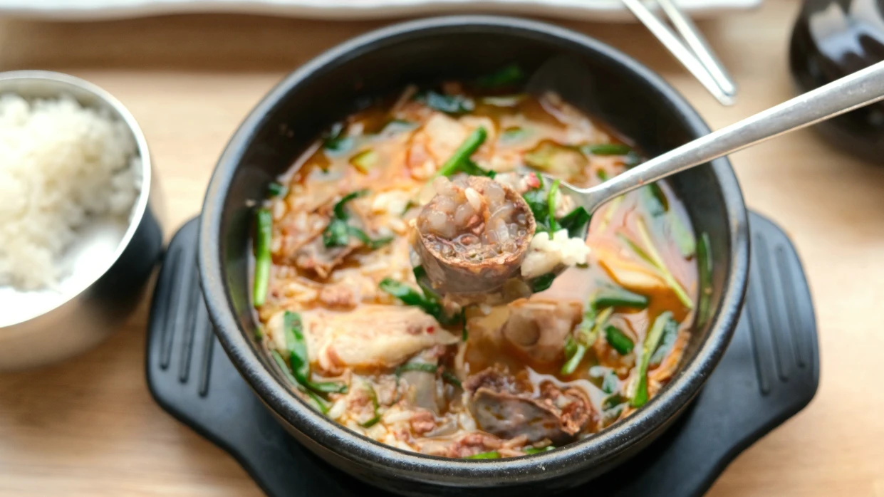 影島美食밀양돼지국밥豬肉湯飯特色：血腸搭配豬肉的湯飯裡，血腸味道濃郁，但不會過腥