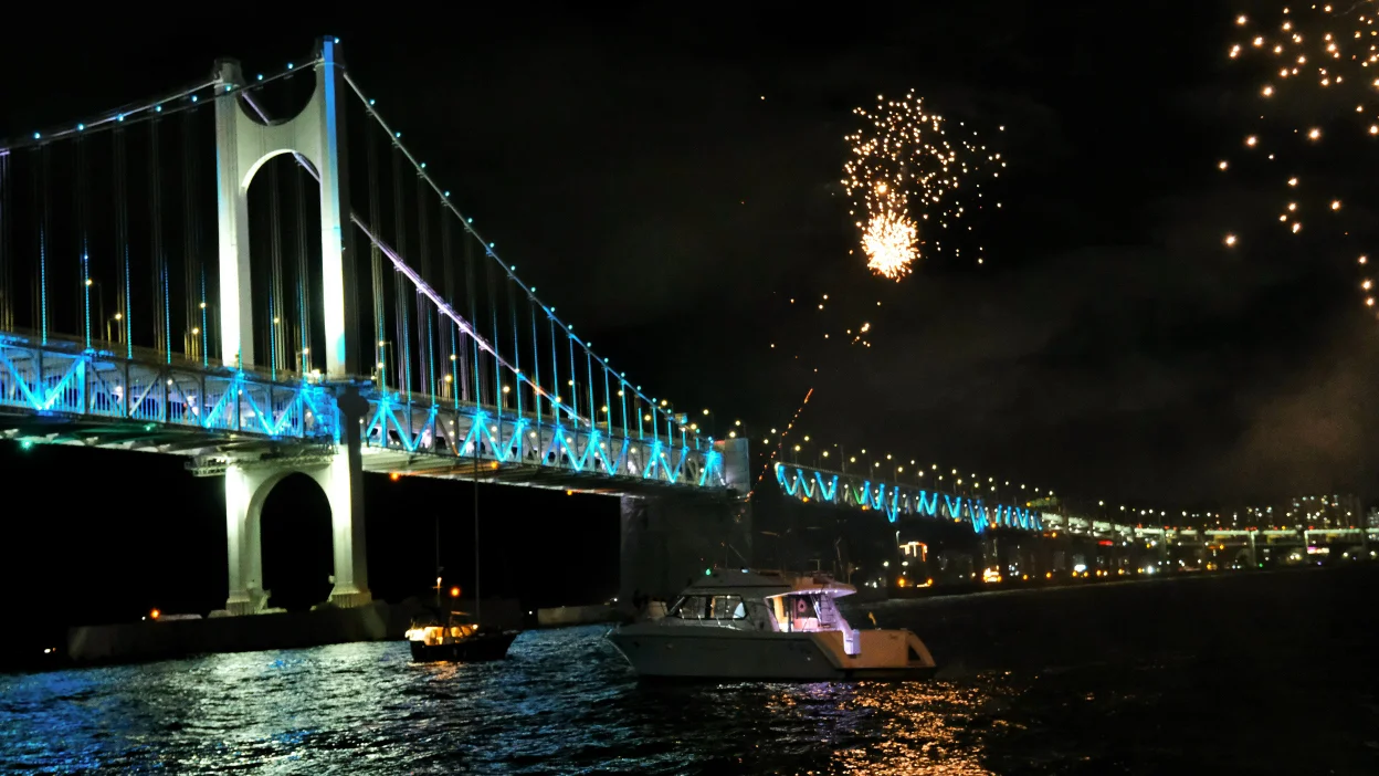 釜山遊艇的夜間煙火秀目前每個小時都會施放一次，我10月搭乘紀錄多個船家靠在一起的煙火秀。