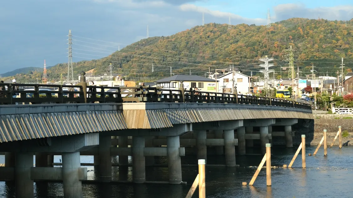 【宇治橋】日本三大古橋之一,附近逛街路線推薦! - 第7張圖 宇治橋周邊山景與宇治川沿岸風光