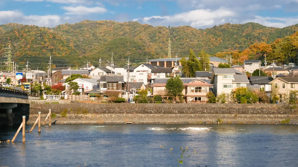 【宇治橋】日本三大古橋之一,附近逛街路線推薦! - 第2張圖 宇治橋橋頭與周邊街景,前往宇治橋的交通路線