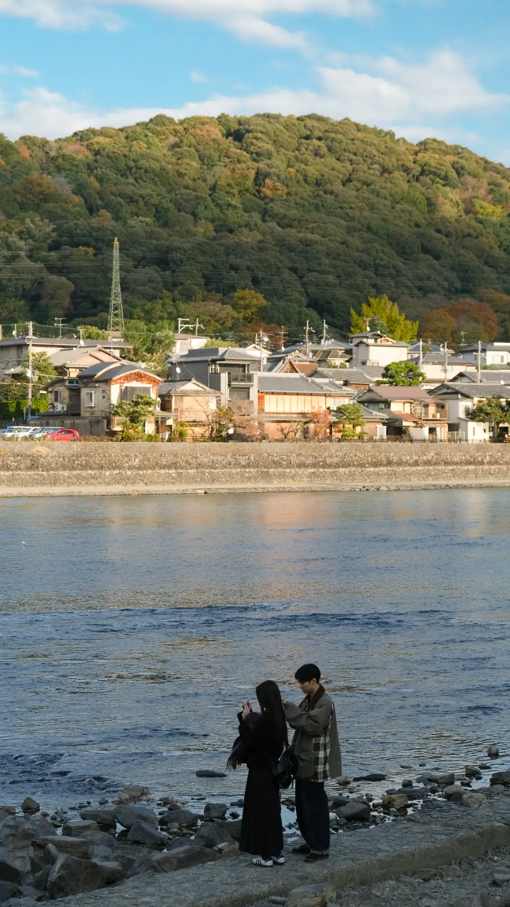【宇治橋】日本三大古橋之一,附近逛街路線推薦! - 第4張圖 宇治橋檜木高欄與青銅擬寶珠裝飾特寫