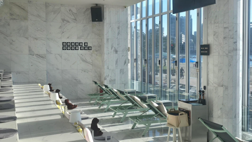 【廣安里海景房】HOTEL 1膠囊房型最詳細開箱,從日出到夜晚一人獨享美景、CAFE BYUL咖啡廳 - 第3張圖 廣安里 hotel 1 的一樓大廳面海景