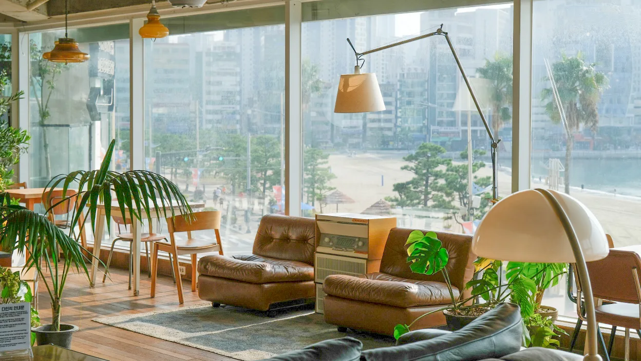 【Working Holiday】釜山廣安里早午餐海景咖啡廳吃人氣班尼迪克蛋/菜單+訂位 - 第6張圖 Working Holiday釜山廣安,超明亮的座位區