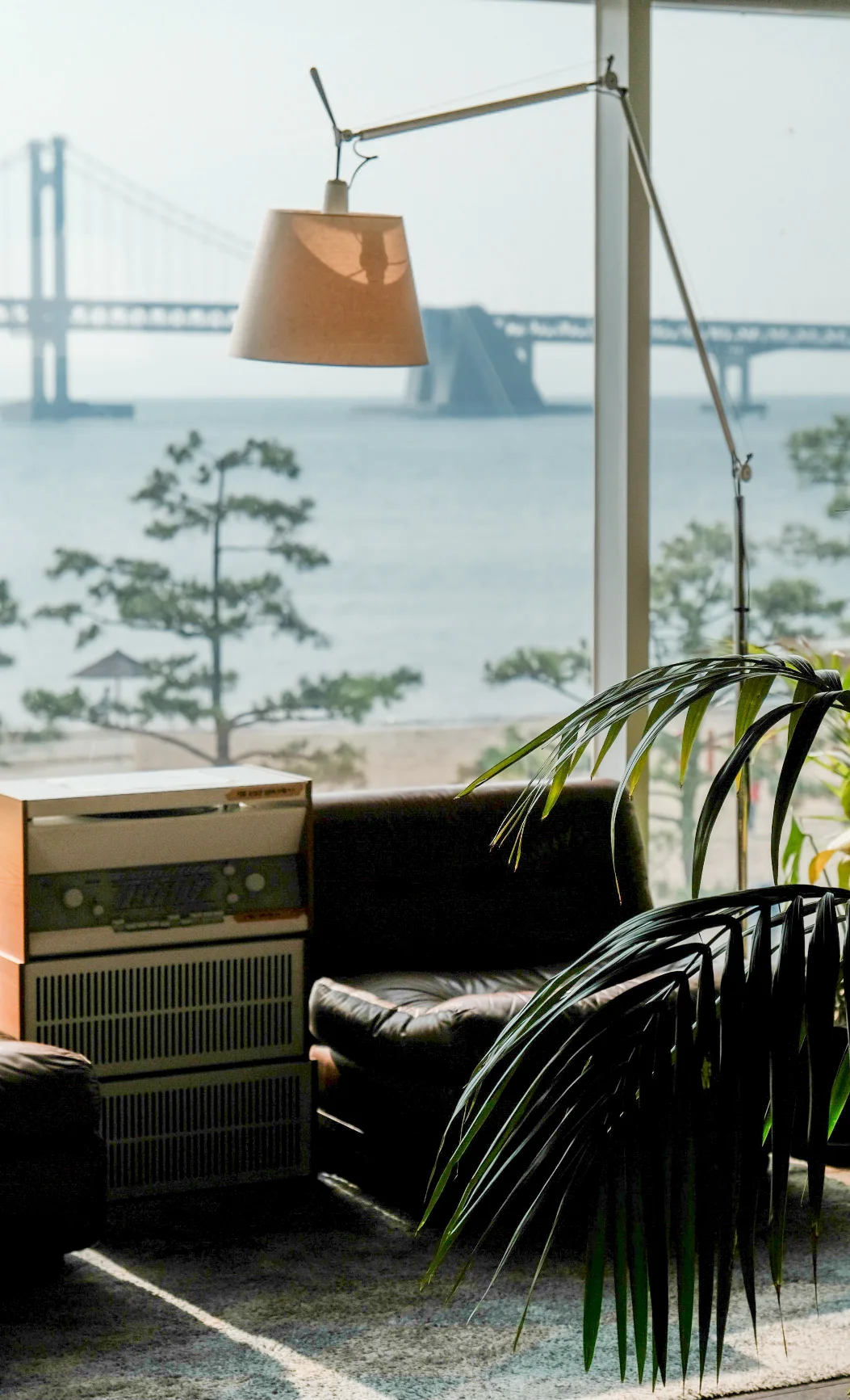 【Working Holiday】釜山廣安里早午餐海景咖啡廳吃人氣班尼迪克蛋/菜單+訂位 - 第5張圖 Working Holiday釜山廣安海景窗座位區